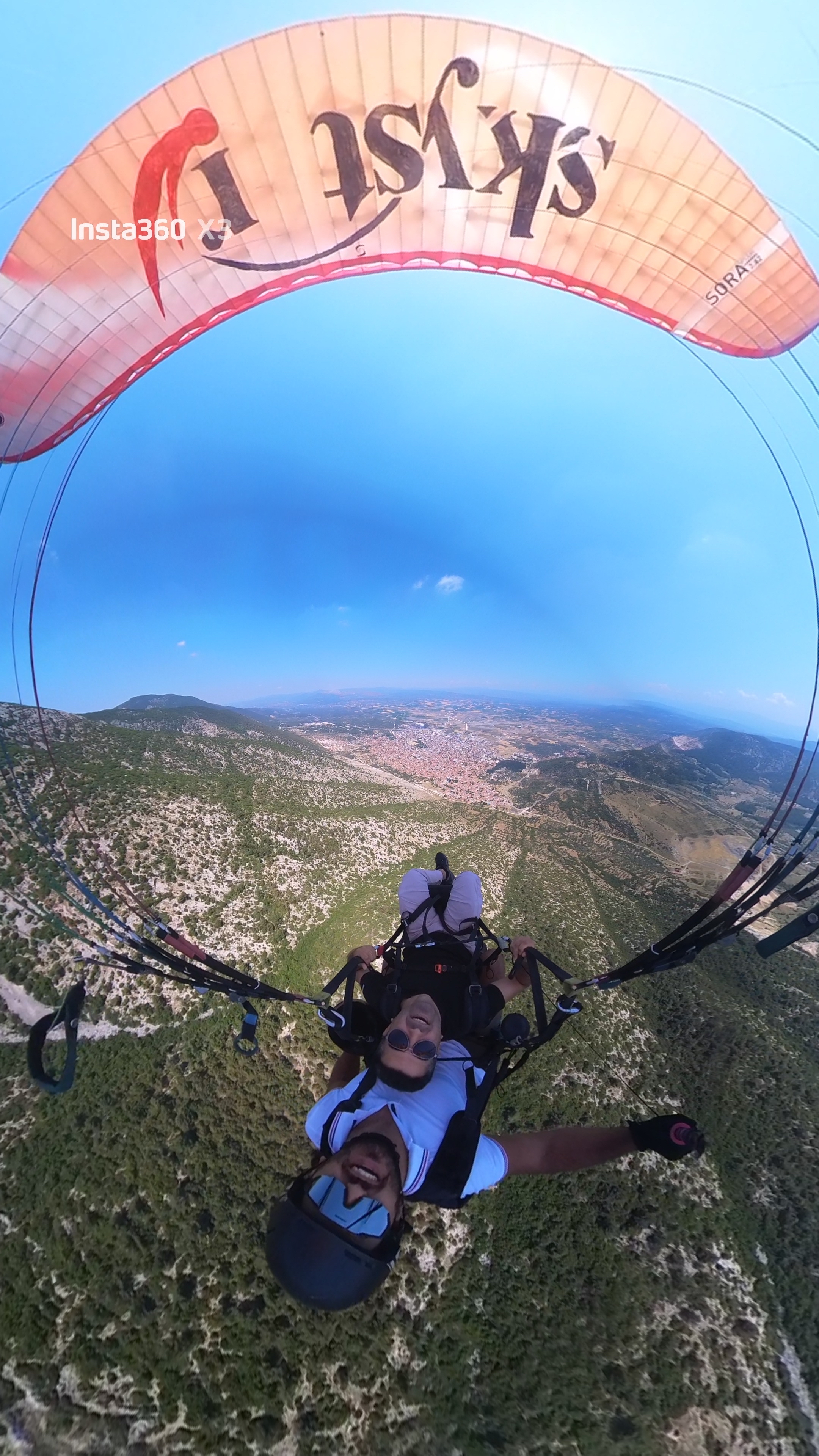Ege üzerinde tandem yamaç paraşütü uçuşu